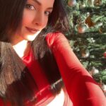 Celina Jaitly Instagram - Embracing the festive vibes with this Christmas mashup! 🎅✨ Sung by the amazing @celinajaitlyofficial 💫 Use this audio for your christmas reels 💯 @celinajaitlyofficial : “With this song I pray for last Christmas which had more peace in the world than this one “ Ps :- Wishing everyone a joyful season filled with warmth, snowflakes, and the magic of the holidays. ❄️🎄 #Christmas #lastchristmas #dilmerachurayakyun #celinajaitly #anshuman #mashup #trending #bollywood #missindia #missuniverse