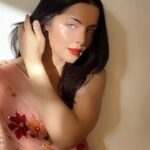Celina Jaitly Instagram - I don’t feel SARI for looking like a PEACH ! ✨HAPPY DIWALI TO YOU AND YOURS✨ PS: It’s okay to stop and stare !! #diwali #happydiwali #saree #bollywood #indianactress #celina #celinajaitly #celinajaitley #missindia #missuniverse #sareelove #festivewear #peachcolor #explorepage✨#glassskin