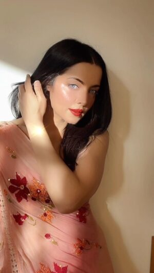 Celina Jaitly Instagram - I don’t feel SARI for looking like a PEACH ! 
✨HAPPY DIWALI TO YOU AND YOURS✨
PS: It’s okay to stop and stare !! 

#diwali #happydiwali #saree #bollywood #indianactress #celina #celinajaitly #celinajaitley #missindia #missuniverse #sareelove #festivewear #peachcolor #explorepage✨#glassskin