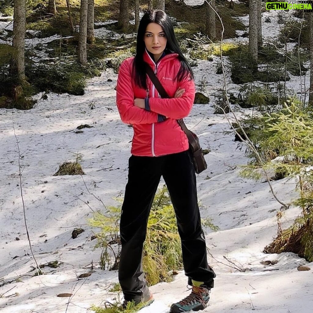 Celina Jaitly Instagram - The first snow is like the first love. Do you remember your first snow? ….. A sprinkle of light snow is here already in the middle of our #austrian autumn, even though summer went by in the blink of an eye snow always makes me feel like I am in love again. Like all Austrians whenever we are in love or lust or happy or sad or even hungry we go hiking lol 😂 ❄ #snow #hiking #girlswhohike #austriangirl #indiangirl #celinajaitly #celinajaitley #bollywood #missindia #missuniverso #indianactress Austria, Europe