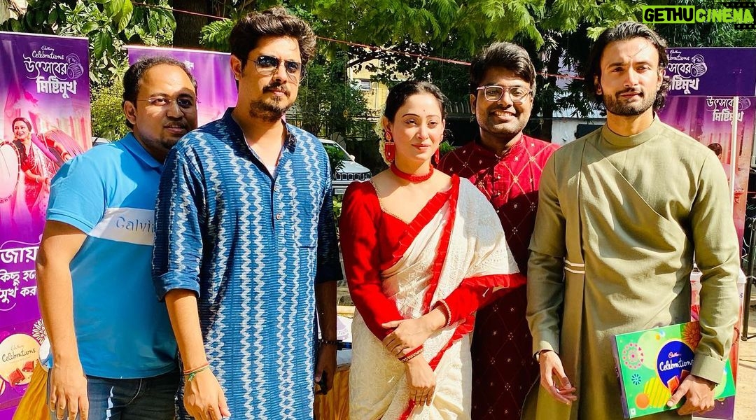 Chandrani Das Instagram - @anandabazarsocial present @cadburycelebrations_in উৎসবের মিষ্টিমুখ 🥰 @seanbanerjee.sb ❤️ @officialchanndranidas ❤️ #actor #life #festive #mood #durgapuja #cadburycelebrations #anandabazaronline #happy #moments #enjoy #viral #viralpost #trending 🥰❤️ South City Garden