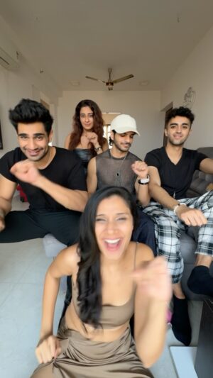 Chestha Bhagat Instagram - Made all of them dance at 7am 😂 Weekend mode on with your fav gang! #TemptationIslandIndia DO THIS WITH YOUR GANG AND TAG US! We’ll reshare! ❤️ 
DC: @nidhikumardance #DanceWNids

@aryannarora @zensajnani @aerreo @cheshtabhagat ✨