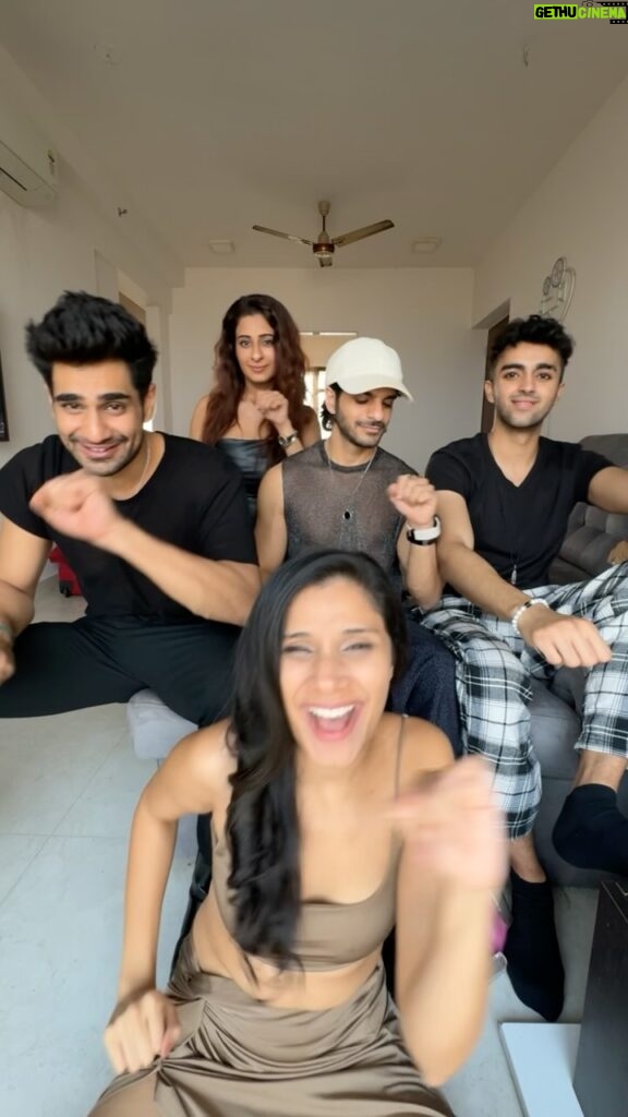 Chestha Bhagat Instagram - Made all of them dance at 7am 😂 Weekend mode on with your fav gang! #TemptationIslandIndia DO THIS WITH YOUR GANG AND TAG US! We’ll reshare! ❤️ DC: @nidhikumardance #DanceWNids @aryannarora @zensajnani @aerreo @cheshtabhagat ✨