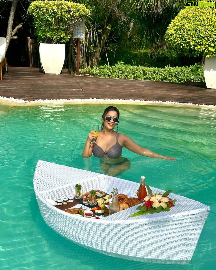 Chestha Bhagat Instagram - Be a mermaid 🧜‍♀️ @adaaranmeedhupparu @adaaranresorts @adaaranprestigewatervillas @planmyleisure Adaaran Select Meedhupparu - Maldives