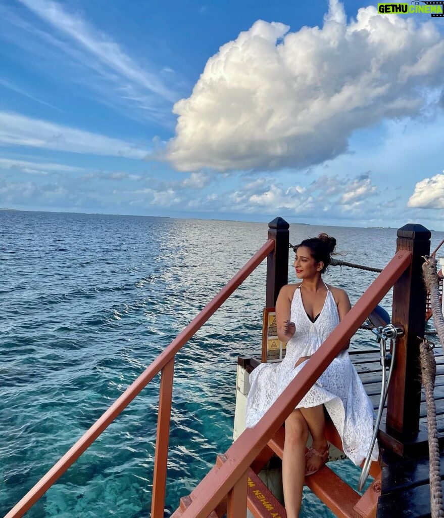 Chestha Bhagat Instagram - Whites & blues 🤍🧜‍♀️🩵💙 @adaaranmeedhupparu x @planmyleisure x @adaaranprestigewatervillas Maldives, Adaaran Prestige Water Villas