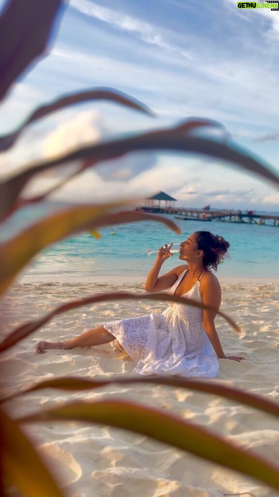 Chestha Bhagat Instagram - Moments like this ❤️🏝️🥂🧜‍♀️🐬🌊🌅 @adaaranmeedhupparu @adaaranprestigewatervillas @planmyleisure Adaaran Select Meedhupparu - Maldives
