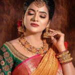 Chitra Instagram – Mua : @laavi_me @lavanya_makeupartist
Photography : @artsystudios.india 
Outfits : @mabia_mb @bollinenisilks 
Organised : @wedding.destination.chennai
Jewellery : @wowbridaljewel