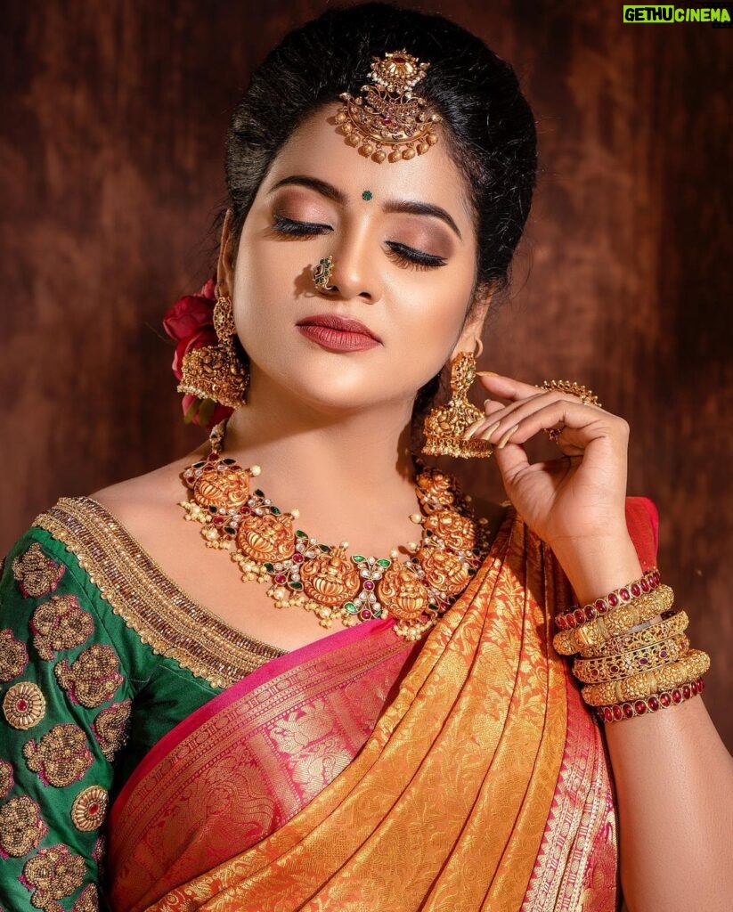 Chitra Instagram - Mua : @laavi_me @lavanya_makeupartist Photography : @artsystudios.india Outfits : @mabia_mb @bollinenisilks Organised : @wedding.destination.chennai Jewellery : @wowbridaljewel