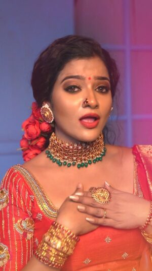 Chitra Instagram - For more videos visit @mxtakatak @ehaproductionz 
Mua : @laavi_me @_.lavanya_makeupartist._ 
Photography : @artsystudios.india 
Outfits : @mabia_mb @bollinenisilks 
Organised : @wedding.destination.chennai 
Jewellery : @wowbridaljewel