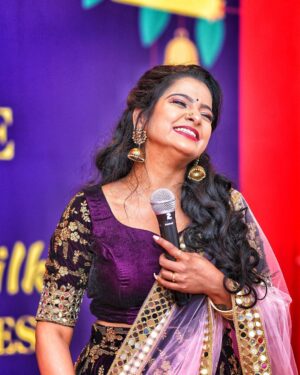 Chitra Instagram - It was a wounderful event in this beautiful evening 😍🥰😍 thank u for the gesture @radiomirchi and @thechennaisilks_coimbatore 
Pro and photography @solamedia_starz 
Costumeby @zaraglamzfit 
MUA @makeupartistkalai 
Event by @radiomirchi