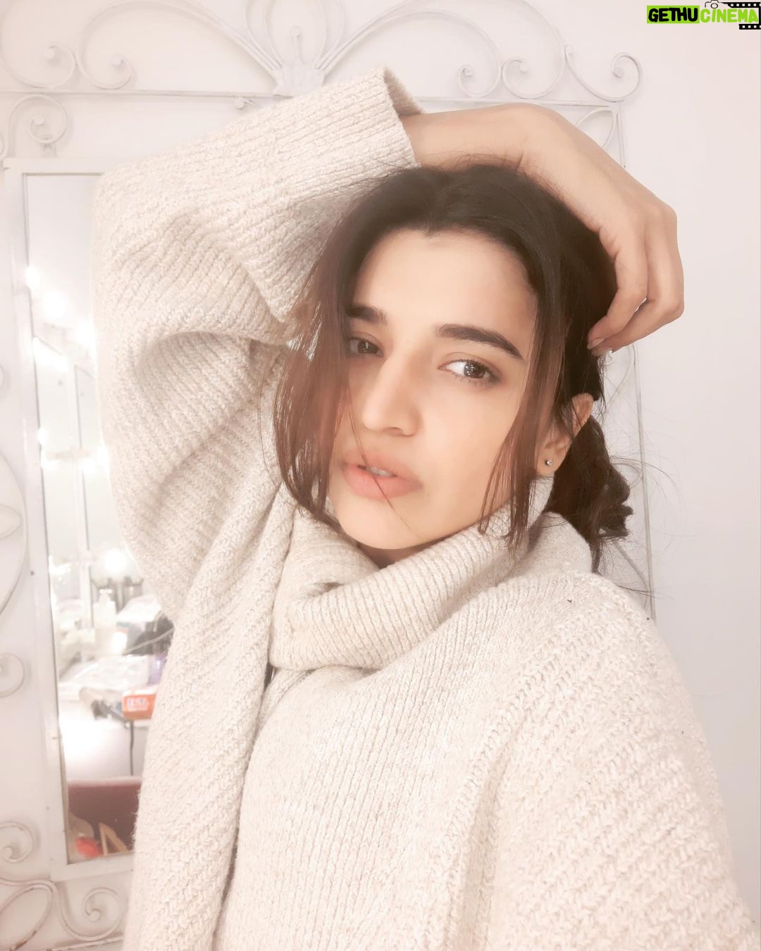 Chitra Shukla Instagram - 💕Love this #gulabiwinter #winter #time #swipeleft #chitrashukla India
