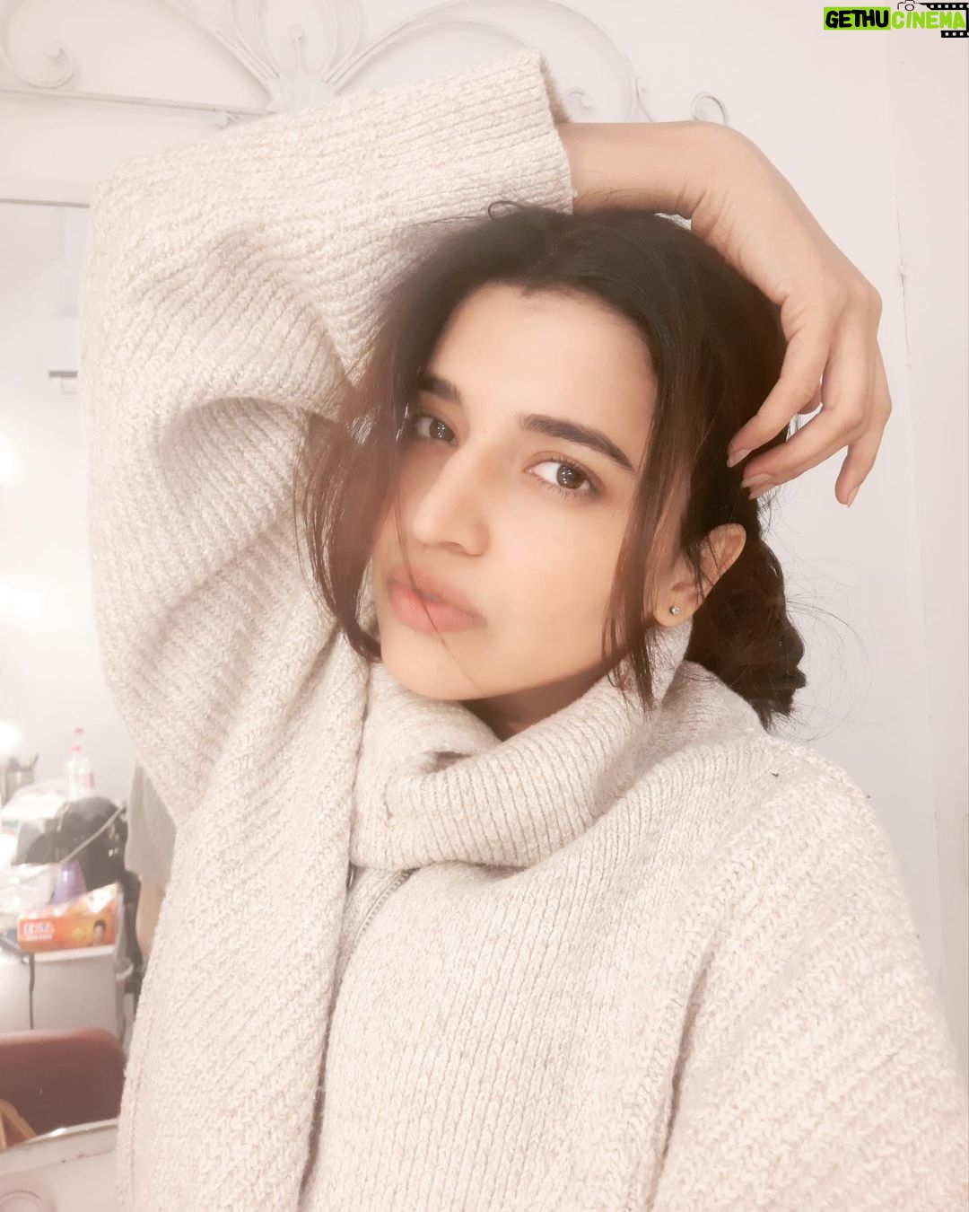 Chitra Shukla Instagram - 💕Love this #gulabiwinter #winter #time #swipeleft #chitrashukla India