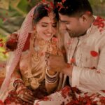 Chitra Shukla Instagram - Engagement day 💍 💍 #monday #4thdecember2023 #vcwedding #vaibhavupadhyay #chitrashukla #vc #chitrashuklaupadhyay #vaichi #vaibhavchitra #wedding Indore, India