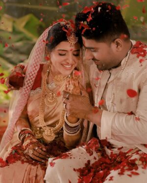 Chitra Shukla Instagram - Engagement day 💍 💍 
#monday #4thdecember2023 #vcwedding #vaibhavupadhyay #chitrashukla #vc #chitrashuklaupadhyay #vaichi #vaibhavchitra #wedding