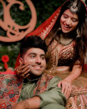 Chitra Shukla Instagram - Mehandi ceremony 🍀
मेहँदी है रचनेवाली, हाथों में गहरी लाली..
कहें सखियाँ, अब कलियाँ, हाथों में खिलने वाली हैं…
तेरे मन को, जीवन को, नई ख़ुशियाँ मिलने वाली हैं……..

#toomuchlove #vaibhavchitra #vc #vaibhavchitralove