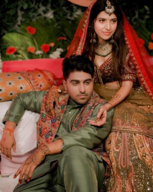 Chitra Shukla Instagram - Wrote each other’s name on our hands by #mehandi 
#vcwedding 

#3rd  #december2023 
@chitrashuklaofficial @realsupercop #vaibhavupadhyay #chitrashukla