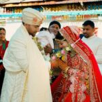 Chitra Shukla Instagram - फिल्म अभिनेत्री चित्रा शुक्ला और आईएफएस अधिकारी वैभव उपाध्याय 08.12.23 को 12.11 बजे उत्तराखंड के त्रियुगीनारायण मंदिर में दिव्य परिणय सूत्र में बंध गए हैं। इस समय में दोनों की जन्मतिथि 12&11✨शामिल है उन्हीं के शब्दों मे:- जिस क्षण हम अपने फेरे के लिए बैठे और त्रियुगीनारायण मंदिर में दिव्य पूजा शुरू हुई, सूर्यनारायण भगवान उठे और सूर्य की किरणें कहीं से सीधे हम दोनों पर आईं, मानो भगवान सूर्य हमें भगवान शिव और देवी पार्वती विवाह मंडपम के दिव्य निवास में विवाह करने का आशीर्वाद दे रहे हों। सूरज की किरणें हम दोनों पर तेज फोकस वाली रोशनी की तरह लग रही थीं और हमारे परिवार और आसपास के सभी लोग आश्चर्यचकित थे कि यह कैसे और क्यों हो रहा है। सूरज की किरणें इतनी तेज़ थीं कि तस्वीरों में भी साफ़ देखी जा सकती हैं. वैभवचित्र में अब कोई अंतर नहीं है। 08.12.23 वैभव और चित्रा के 1 बनने की तारीख है। फेरे से पहले, उत्तराखंड की पहाड़ियों में मंदिर की यात्रा पर, हमने पहली बार गौरी कुंड के पास एक नंदी जोड़े को भगवान शिव की ओर से हमें आशीर्वाद देते हुए देखा। कुछ ही किलोमीटर बाद हमें रास्ते में एक बाघ यानी माता पार्वती का वाहन मिला, जिससे कोई नुकसान नहीं हुआ, लेकिन वह बस हमारे वाहन को देख रहा था ! मैंने और चित्रा ने यह देखा और महसूस किया कि भगवान आ गए हैं और कल बहुत खास होने वाला है। विवाह मंडपम में प्रवेश करने पर हम दोनों सूर्य की किरणों के रूप में भगवान सूर्य के आशीर्वाद को अपने ऊपर महसूस करके रोमांचित हो गए। अन्य सभी को अँधेरे में और स्वयं को प्रकाश में बैठे देखकर हमें पता चला कि हम कितने धन्य हैं। हमारे लिए यह निर्णय लेना और उस पर कायम रहना कितना कठिन था,इसकी तुलना किसी से नहीं की जा सकती। भगवान का शुक्र है कि यह कठिन था और शादी से पहले ही हम एक-दूसरे को दिखा सकते थे कि हम एक-दूसरे के सपनों के लिए क्या कर सकते हैं। हमारे प्यार को त्रियुगीनारायण मंदिर में अपना अर्थ मिला। हमने अपना फेरा “धनंजय अग्नि” के चक्कर लगाते हुए पूरा किया, वह अग्नि जिसे भगवान विष्णु ने भगवान शिव और देवी पार्वती के फेरे के लिए जलाया था। हम महादेव-महागौरा, अपने पूर्वजों, अपने बुजुर्गों और अपने सभी प्रियजनों को धन्यवाद देते हैं हमारे जीवन में कोई भी दूसरा क्षण इतना खास नहीं रहा जितना कि यह।सब चीजों के लिए भगवान का धन्यवाद। हर हर महादेव 🚩 जय भोलेनाथ🙏🏻 #blessed #wedding #triyuginarayan #triyuginarayantemple #vaibhavupadhyay #chitrashuklaupadhyay #vc #shadi #vaibhavchitrakishadi #uttrakhand #chitrashukla Triyuginarayan - A Wedding Destination