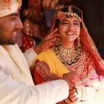 Chitra Shukla Instagram - फिल्म अभिनेत्री चित्रा शुक्ला और आईएफएस अधिकारी वैभव उपाध्याय 08.12.23 को 12.11 बजे उत्तराखंड के त्रियुगीनारायण मंदिर में दिव्य परिणय सूत्र में बंध गए हैं। इस समय में दोनों की जन्मतिथि 12&11✨शामिल है उन्हीं के शब्दों मे:- जिस क्षण हम अपने फेरे के लिए बैठे और त्रियुगीनारायण मंदिर में दिव्य पूजा शुरू हुई, सूर्यनारायण भगवान उठे और सूर्य की किरणें कहीं से सीधे हम दोनों पर आईं, मानो भगवान सूर्य हमें भगवान शिव और देवी पार्वती विवाह मंडपम के दिव्य निवास में विवाह करने का आशीर्वाद दे रहे हों। सूरज की किरणें हम दोनों पर तेज फोकस वाली रोशनी की तरह लग रही थीं और हमारे परिवार और आसपास के सभी लोग आश्चर्यचकित थे कि यह कैसे और क्यों हो रहा है। सूरज की किरणें इतनी तेज़ थीं कि तस्वीरों में भी साफ़ देखी जा सकती हैं. वैभवचित्र में अब कोई अंतर नहीं है। 08.12.23 वैभव और चित्रा के 1 बनने की तारीख है। फेरे से पहले, उत्तराखंड की पहाड़ियों में मंदिर की यात्रा पर, हमने पहली बार गौरी कुंड के पास एक नंदी जोड़े को भगवान शिव की ओर से हमें आशीर्वाद देते हुए देखा। कुछ ही किलोमीटर बाद हमें रास्ते में एक बाघ यानी माता पार्वती का वाहन मिला, जिससे कोई नुकसान नहीं हुआ, लेकिन वह बस हमारे वाहन को देख रहा था ! मैंने और चित्रा ने यह देखा और महसूस किया कि भगवान आ गए हैं और कल बहुत खास होने वाला है। विवाह मंडपम में प्रवेश करने पर हम दोनों सूर्य की किरणों के रूप में भगवान सूर्य के आशीर्वाद को अपने ऊपर महसूस करके रोमांचित हो गए। अन्य सभी को अँधेरे में और स्वयं को प्रकाश में बैठे देखकर हमें पता चला कि हम कितने धन्य हैं। हमारे लिए यह निर्णय लेना और उस पर कायम रहना कितना कठिन था,इसकी तुलना किसी से नहीं की जा सकती। भगवान का शुक्र है कि यह कठिन था और शादी से पहले ही हम एक-दूसरे को दिखा सकते थे कि हम एक-दूसरे के सपनों के लिए क्या कर सकते हैं। हमारे प्यार को त्रियुगीनारायण मंदिर में अपना अर्थ मिला। हमने अपना फेरा “धनंजय अग्नि” के चक्कर लगाते हुए पूरा किया, वह अग्नि जिसे भगवान विष्णु ने भगवान शिव और देवी पार्वती के फेरे के लिए जलाया था। हम महादेव-महागौरा, अपने पूर्वजों, अपने बुजुर्गों और अपने सभी प्रियजनों को धन्यवाद देते हैं हमारे जीवन में कोई भी दूसरा क्षण इतना खास नहीं रहा जितना कि यह।सब चीजों के लिए भगवान का धन्यवाद। हर हर महादेव 🚩 जय भोलेनाथ🙏🏻 #blessed #wedding #triyuginarayan #triyuginarayantemple #vaibhavupadhyay #chitrashuklaupadhyay #vc #shadi #vaibhavchitrakishadi #uttrakhand #chitrashukla Triyuginarayan - A Wedding Destination