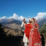 Chitra Shukla Instagram - फिल्म अभिनेत्री चित्रा शुक्ला और आईएफएस अधिकारी वैभव उपाध्याय 08.12.23 को 12.11 बजे उत्तराखंड के त्रियुगीनारायण मंदिर में दिव्य परिणय सूत्र में बंध गए हैं। इस समय में दोनों की जन्मतिथि 12&11✨शामिल है उन्हीं के शब्दों मे:- जिस क्षण हम अपने फेरे के लिए बैठे और त्रियुगीनारायण मंदिर में दिव्य पूजा शुरू हुई, सूर्यनारायण भगवान उठे और सूर्य की किरणें कहीं से सीधे हम दोनों पर आईं, मानो भगवान सूर्य हमें भगवान शिव और देवी पार्वती विवाह मंडपम के दिव्य निवास में विवाह करने का आशीर्वाद दे रहे हों। सूरज की किरणें हम दोनों पर तेज फोकस वाली रोशनी की तरह लग रही थीं और हमारे परिवार और आसपास के सभी लोग आश्चर्यचकित थे कि यह कैसे और क्यों हो रहा है। सूरज की किरणें इतनी तेज़ थीं कि तस्वीरों में भी साफ़ देखी जा सकती हैं. वैभवचित्र में अब कोई अंतर नहीं है। 08.12.23 वैभव और चित्रा के 1 बनने की तारीख है। फेरे से पहले, उत्तराखंड की पहाड़ियों में मंदिर की यात्रा पर, हमने पहली बार गौरी कुंड के पास एक नंदी जोड़े को भगवान शिव की ओर से हमें आशीर्वाद देते हुए देखा। कुछ ही किलोमीटर बाद हमें रास्ते में एक बाघ यानी माता पार्वती का वाहन मिला, जिससे कोई नुकसान नहीं हुआ, लेकिन वह बस हमारे वाहन को देख रहा था ! मैंने और चित्रा ने यह देखा और महसूस किया कि भगवान आ गए हैं और कल बहुत खास होने वाला है। विवाह मंडपम में प्रवेश करने पर हम दोनों सूर्य की किरणों के रूप में भगवान सूर्य के आशीर्वाद को अपने ऊपर महसूस करके रोमांचित हो गए। अन्य सभी को अँधेरे में और स्वयं को प्रकाश में बैठे देखकर हमें पता चला कि हम कितने धन्य हैं। हमारे लिए यह निर्णय लेना और उस पर कायम रहना कितना कठिन था,इसकी तुलना किसी से नहीं की जा सकती। भगवान का शुक्र है कि यह कठिन था और शादी से पहले ही हम एक-दूसरे को दिखा सकते थे कि हम एक-दूसरे के सपनों के लिए क्या कर सकते हैं। हमारे प्यार को त्रियुगीनारायण मंदिर में अपना अर्थ मिला। हमने अपना फेरा “धनंजय अग्नि” के चक्कर लगाते हुए पूरा किया, वह अग्नि जिसे भगवान विष्णु ने भगवान शिव और देवी पार्वती के फेरे के लिए जलाया था। हम महादेव-महागौरा, अपने पूर्वजों, अपने बुजुर्गों और अपने सभी प्रियजनों को धन्यवाद देते हैं हमारे जीवन में कोई भी दूसरा क्षण इतना खास नहीं रहा जितना कि यह।सब चीजों के लिए भगवान का धन्यवाद। हर हर महादेव 🚩 जय भोलेनाथ🙏🏻 #blessed #wedding #triyuginarayan #triyuginarayantemple #vaibhavupadhyay #chitrashuklaupadhyay #vc #shadi #vaibhavchitrakishadi #uttrakhand #chitrashukla Triyuginarayan - A Wedding Destination