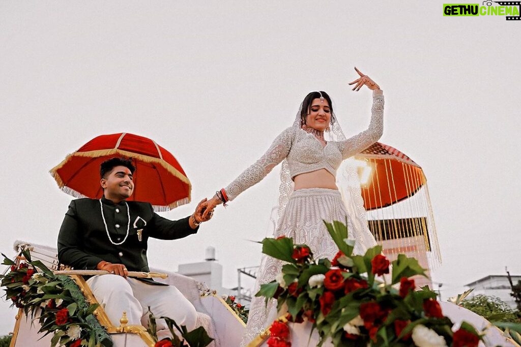 Chitra Shukla Instagram - Glimpses of Grand Procession of our Wedding 😊🥰♥️✨on #111223 #vcwedding #vaibhikaupadhyay #chitrashuklaupadhyay #chitrashukla #vc #weddingtime #bestever #shadi #withallrituals @weddingbellsphotography @sonichawla_makeovers @neume_salons @rs_sonalbridalmehandi @krystalfashionjewellery India