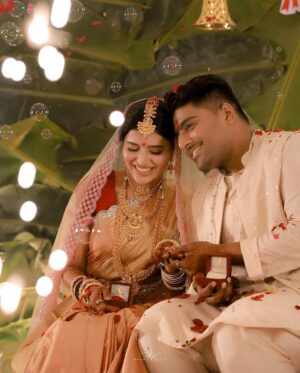 Chitra Shukla Instagram - Engagement day 💍 💍 
#monday #4thdecember2023 #vcwedding #vaibhavupadhyay #chitrashukla #vc #chitrashuklaupadhyay #vaichi #vaibhavchitra #wedding