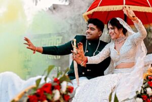 Chitra Shukla Instagram - Glimpses of Grand Procession of our Wedding 😊🥰♥️✨on #111223 

#vcwedding #vaibhikaupadhyay #chitrashuklaupadhyay #chitrashukla #vc #weddingtime #bestever #shadi #withallrituals 

@weddingbellsphotography 
@sonichawla_makeovers @neume_salons @rs_sonalbridalmehandi @krystalfashionjewellery
