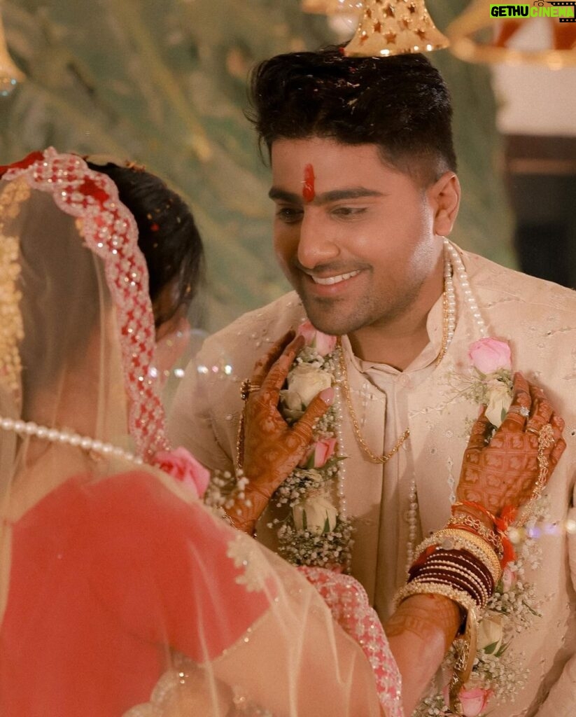 Chitra Shukla Instagram - Engagement day 💍 💍 #monday #4thdecember2023 #vcwedding #vaibhavupadhyay #chitrashukla #vc #chitrashuklaupadhyay #vaichi #vaibhavchitra #wedding Indore, India