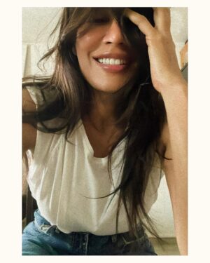 Chitrangada Singh Instagram - … on most days just a blue jeans n a white t shirt girl ! 😌

#feelingmyself