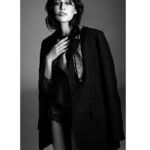 Chitrangada Singh Instagram - 🖤🤍 ..a noir affair . . Images @taras84 Makeup &hair @eltonjfernandez Stylist @leepakshiellawadi