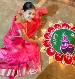 Cookies Swain Instagram - Happy Diwali to all 🙏💕

Rangoli by me - @cookies_swain

P.c - @sweta___swain 😘