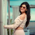 Cookies Swain Instagram - "Fashion is about dressing according to what’s fashionable. Style is more about being yourself." —Oscar de la Renta