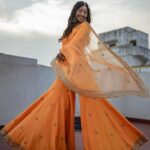 Deepika Venkatachalam Instagram - That one picture which spoke my forever dream! 🧡 . 📸 @wevaphotography Styling @stylingbysamiha Outfit @jigarmaliofficial Make up @vishualizemua Hair @saisubha_hairstylist Jewellery @fineshinejewels . #RnD #RnDwedding