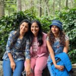 Deepika Venkatachalam Instagram - Me n the sweet gals 🦋🧿🩵 . . . #Abbu #Deeps #Peet #kkk #kkk2 #kanakaanumkaalangalseason2 #kanakaanumkaalangal #paaru #abi #shwetha #yercaudhills #yercauddiaries #shootmode #friendsatwork❤️
