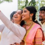 Deepika Venkatachalam Instagram – #Weddinglookbook Kerala-themed Engagement 💕 (3/5)

A stylist and a new friend @artra1210 who effortlessly turned my engagement into a fairytale with her magical touch! ❤️

She started working her magic from the moment we shared our vision of a Kerala-based theme. She took in all our requirements and ensured that our outfits reflected tradition in the most unique and stunning way possible. She suggested so many brilliant ideas and put so much effort into each outfit. From sketching intricate designs to sourcing the perfect fabrics to handpicking the perfect accessories, Pavi’s work had no bounds, and we were in awe of the love and passion she had for her work.

When we were planning for the second outfit for the engagement, she suggested going for the same mood board and colour palette and we chose a beautiful gold saree with a blush pink border adorned with motifs of the tree of life from @muhurth.brand ❤️ and a super cute close neck blouse with intricate embroidery designs from @d.sign.d ❤️and we totally loved how the blouse complemented the whole look of the saree effortlessly. For the jewels, we decided to go for a bright temple look jewellery with bright red stones and emeralds to amp up the gold and pink of the saree. We found the perfect set from @vriksham and went for it with no second thoughts. 

After getting ready when I looked at myself in the mirror, I felt like a royal princess and my heart danced with joy! Every detail was just perfect, and I couldn’t believe how beautifully Pavi had brought our vision to life.

More pictures and details about the outfit will be up in our feed soon. Stay tuned guys!!🌝
.
📸 @photonimage_by_daran 
Makeup & hair : @kabooki_mua 
.
#RnD #RnDwedding #Engagement