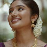 Deepika Venkatachalam Instagram – Deepika’s Nalangu makeover 💜 

Makeup by @vishualizemua 
Hair by @saisubha_hairstylist 
Shot by @anirudh.sriknth 
Edited by @ashwin_guru17 

#RnD #RnDwedding #RVPxDeeps #vishualizemua #bridesofvishualize