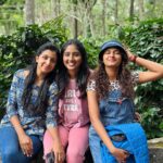 Deepika Venkatachalam Instagram - Me n the sweet gals 🦋🧿🩵 . . . #Abbu #Deeps #Peet #kkk #kkk2 #kanakaanumkaalangalseason2 #kanakaanumkaalangal #paaru #abi #shwetha #yercaudhills #yercauddiaries #shootmode #friendsatwork❤️