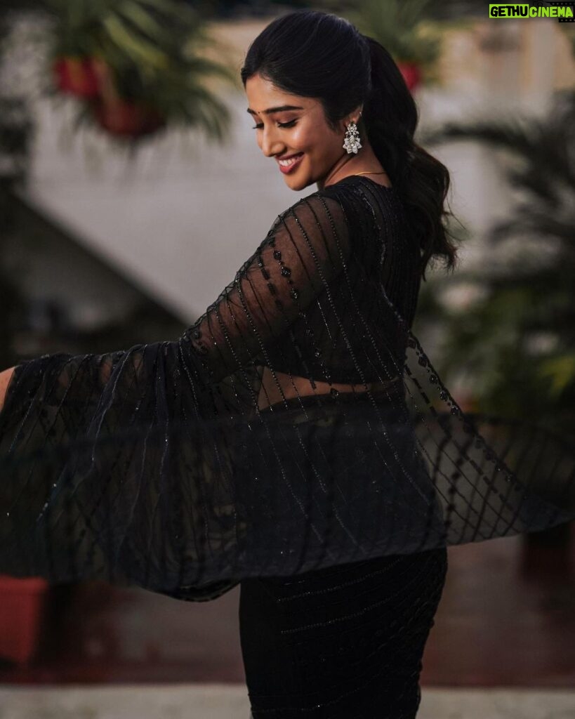 Deepika Venkatachalam Instagram - Black Saree - A Timeless Classic🖤 ft @bespoke.dhishya ✨ The moment I came to know that we were nominated for the She Awards, I knew I should look great on the day, no matter if we won the black lady or not. The first person I called was Pavi @artra_styling , (she was the one who did our engagement styling) and when I told her about the award nominations she was more excited than us and was in full swing to make me look my best on our big day. Pavi suggested a black saree look to keep the simple and ethnic girl-next-door vibe ON and to match the aesthetic of the award- the black lady. We were searching for a lot of options and the one look that grabbed our attention in an instant and made us head over heels in love was this black sequin saree from @bespoke.dhishya 🖤 It looked perfect for an award show and I’m sure I’d restyle it for my cousin’s or friend’s reception too. ( Receptions and Black! Hehe. 🙈 iykyk) For the blouse we decided to go classic with full sleeves and a boat neck and team @d.sign.d were sweet enough to do it in the last minute for us with full embroidery and perfectly delivered it in no time. 101 reasons why I go back to them, again and again ✅ To keep the attention on the saree, Pavi suggested only a white stoned flower motif designed ring and earring from @aaranyarentaljewellery and it was just perfect! 💎 We wanted to keep the makeup & hairdo minimum and @athmika_makeupstories gave a subtle look just like how I wanted and @priyaprabu_artistry did a super cute ponytail that elevated the whole look beautifully. When I stepped out of my room all dolled up, Amma was so stunned looking at me and loved the whole look. Enna thaan veliya 1000 peru sonnalum, Amma solra "Azhagaa irukaa dii" is always special laa?🥹 We quickaahh went to the terrace and clicked some beautiful pictures before we went to the event. And that night we were back home with the Black Lady on our hands. Always grateful for that night and the love I received 🖤 But now looking at the pictures makes me think this would be a classy look for a Diwali evening party. 🔥 #DiwaliwithD (8/10) What say guys?🌝 . 📸 @mukesh__dm . #deepika #diwaliwithD #chennaiinfluencer