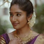 Deepika Venkatachalam Instagram – POV: You feel like a Chamathu ponnu in Traditionals🌝

Throughout all the events for the wedding, I had a stylist, but for the Nalangu I wanted to take the styling into my hands because it’s more of an intimate ceremony with only our inner circle. So I wanted it to be more personal and connect our family’s bond and tradition. 

Now after the styling, when it came to the makeup I was so satisfied with the look @vishualizemua created on me.  After the desi & vibrant Mehandi look, I wanted subtle and traditional makeup for the Nalangu. Vishnu akka beautifully achieved it and even managed to hide an infection I had on my left eye with a cute eye makeover. 👀

As I stepped out, my mom said, ‘Ayy Azhaga irukaa dii’ with so much excitement and sparkle in her eyes. It made me smile even more & increased the glow. After all, compliments from moms are so special la??🙈 

More than her work what impressed me even more about @vishualizemua was her professionalism. She constantly kept me in the loop throughout the process and arrived on time for both events. Her work reflected not just her skill but also her strong work ethic and values. As both an admirer of her work and a satisfied client, I couldn’t have asked for more. She’s a gem of a person and a pro in her work. Bridesmaids and brides to be take notes and thank me later. Hehehe🌝
.
📸 @wevaphotography 

Saree : @saaramati 
MUA : @vishualizemua 
Hairstylist @saisubha_hairstylist 
.
#RnD #RnDwedding