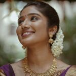 Deepika Venkatachalam Instagram – POV: You feel like a Chamathu ponnu in Traditionals🌝

Throughout all the events for the wedding, I had a stylist, but for the Nalangu I wanted to take the styling into my hands because it’s more of an intimate ceremony with only our inner circle. So I wanted it to be more personal and connect our family’s bond and tradition. 

Now after the styling, when it came to the makeup I was so satisfied with the look @vishualizemua created on me.  After the desi & vibrant Mehandi look, I wanted subtle and traditional makeup for the Nalangu. Vishnu akka beautifully achieved it and even managed to hide an infection I had on my left eye with a cute eye makeover. 👀

As I stepped out, my mom said, ‘Ayy Azhaga irukaa dii’ with so much excitement and sparkle in her eyes. It made me smile even more & increased the glow. After all, compliments from moms are so special la??🙈 

More than her work what impressed me even more about @vishualizemua was her professionalism. She constantly kept me in the loop throughout the process and arrived on time for both events. Her work reflected not just her skill but also her strong work ethic and values. As both an admirer of her work and a satisfied client, I couldn’t have asked for more. She’s a gem of a person and a pro in her work. Bridesmaids and brides to be take notes and thank me later. Hehehe🌝
.
📸 @wevaphotography 

Saree : @saaramati 
MUA : @vishualizemua 
Hairstylist @saisubha_hairstylist 
.
#RnD #RnDwedding