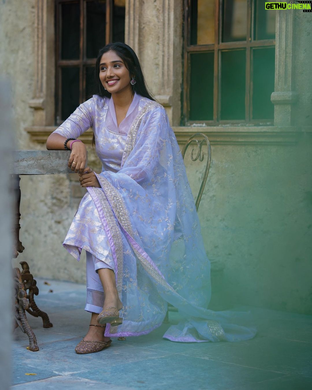 Deepika Venkatachalam Instagram - #DiwaliwithD (4/10) A salwar set that radiates “English Lovesu” 🎶 ft @fiorebymalar_ ✨ A beautiful benarasi brocade kurta with a super cute neck pattern with elbow sleeves with Italian crepe pants with a head turning zari embroidered dupatta with zari border on all sides. Trust me, the dupatta is a show stealer😍 I was a little hesitant to try out a new neck pattern for this set, but malar akka was so sure about it. And after I saw the complete look of the outfit, I fell in love too! I mean who wouldn't la?🥹 The moment I wore the outfit, it made me think may be this is how Sitamahalakshmi / NoorJahan would have looked if she opted for salwars than sarees🙈 An outfit that radiates royalty!! ✨ @fiorebymalar_ has a lot of colour options for this outfit and you guys should definitely check it out! I wore this outfit for a very special day and I totally loved how I looked like a queen in her castle. More details about the special day will be revealed soon 😙 . 📸 @mukesh__dm . #DiwaliWithD #Deepika