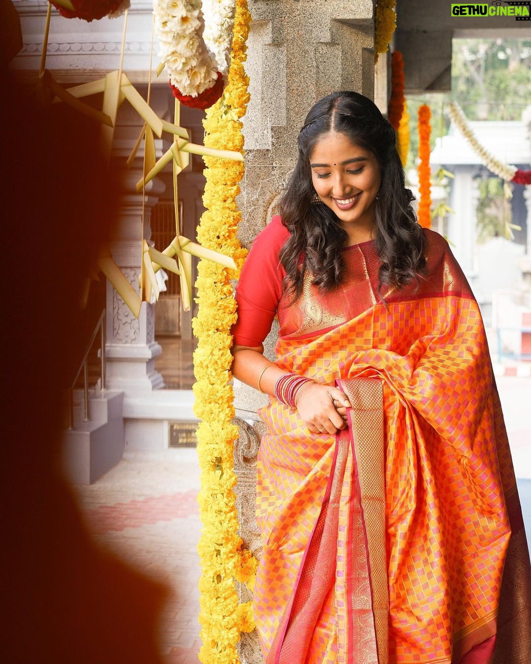 Deepika Venkatachalam Instagram - A combo of elegance and authenticity ft. @aaranyasilks ♥️ There's something always so special about kancheevaram sarees in our native colours la? Like Dhanush in yaardi nee mohini says, Red'uh nga! Red'uh thaan super ah irukum. It makes you feel like a family punch lamp (kudumba kuthu vellaku) 🙈🤣 One such saree is this maroon & orange combo one. While the pallu and border took the majority of maroon, the vibrant orange in the body part steals everyone's attention in the crowd. It's a pure handloom silk saree with pure gold zari, which gives you a royal look effortlessly. The body has the special velthaari zari checks(woven in hands) with thread motifs along with the traditional kanjivaram koravai borders. ( swipe left to have a closer look to the details) If you're someone who is looking for a simple yet classy kancheevaram saree, then this is a perfect fit for you. And guess what?! Their silk sarees price starts from just 6k and its a great steal for this wedding season. Deeii all you bride to be and brides maids, take notes olunga. Hehehe😌 Next...coming to the styling, we opted to style this saree with a plain blouse matching to the saree border, with a stack of contrast bangles, a gold jumkha and left the neck empty, to give the wide border the full credits to its beauty❤️ Special credits to @stitchhousesalem for stitching the blouse so fit and exactly the way I wanted. What do you think about it? And lemme know how you girls would style this saree in the comments below💭 . 📸 @kanmaniphotography Dolled up by @chisellemakeupandhair ( who happened to be my stylist as well 😂 ) and @saisubha_hairstylist . #deepika #chennaiblogger #chennaiinfluencer #styling #saree #bridalsarees