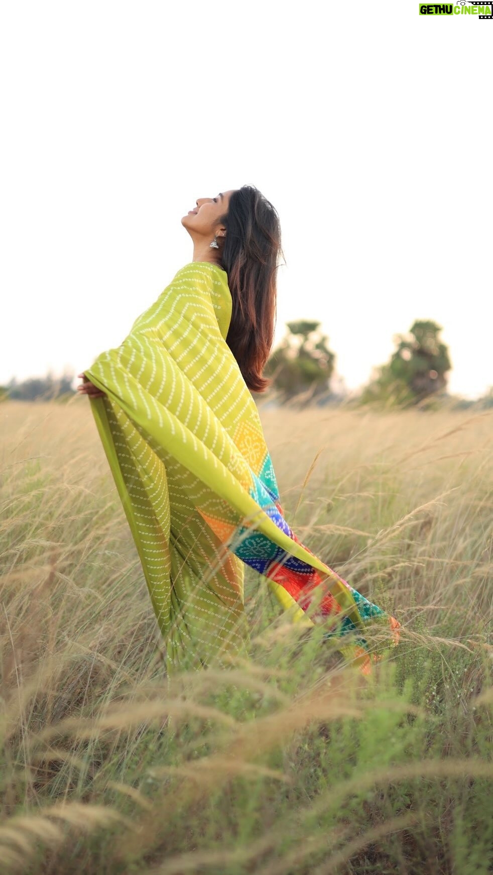 Deepika Venkatachalam Instagram - POV: You wake up from a dream and walk straight into a Pradeep Kumar song with a 90s vibe! 🎵🌤️ Saree and a Girl....!! Just so special, right? Everytime I used to try wearing a saree back then I used to watch sun music and somehow “Mellisayeeee” from Mr.Romeo used to be aired on the channel. I was soo fascinated with the song since Shilpa Shetty’s saree colour used to keep changing every few seconds. It was fun and I used to count the number of times it changed. 🤣 hehe Very recently when I was listening to this particular piece of song sung by Pradeep Kumar, I casually happened to find this saree in my wardrobe which I had picked up a while ago from @southside_4u !!! I remember how they had 6 different colours in the same type and how affordable ( around Rs.999 if I’m right ) and how courteous they were during the whole interaction with them!! I picked up this parrot green Bandini printed saree cus I didn’t have this shade prior to this. I loved it that it was bling, colourful, pleasant and equally vibrant to go around and take ample numbers of pictures and videos! 💚 I completely liked how the sarees flows through you, stays intact without a crumble and just redefines your charm & grace! Do you guys like it? 💭 Let me know what’s your choice after looking at the colours? Would you?? ⬇️ . . 📹 @arunsmagy GENIUS! ( Totally In LOVE with the way he played with the sun ☀️and its tones 😭 ) . . Blouse @fiorebymalar_ ( A pro as always! ) . #deepika #chennaiblogger #chennaiinfluencer #pradeepkumar #kadhalkanave #reelit #styling #RealoverPerfect