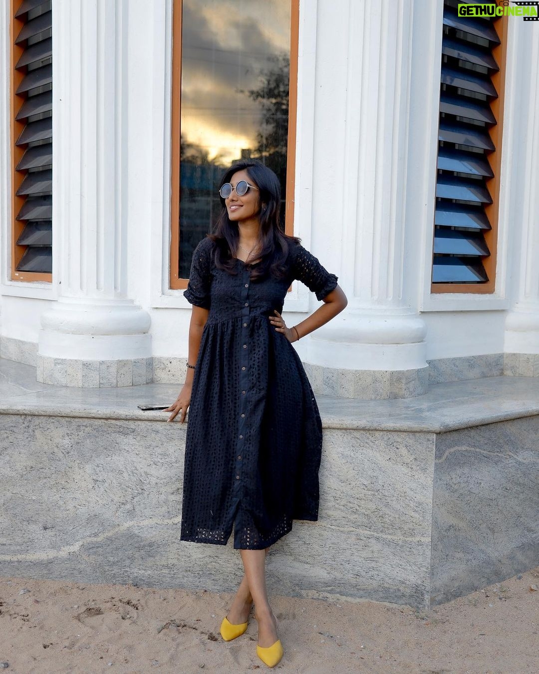 Deepika Venkatachalam Instagram - Is there a weekend without adorning yourself with BLACK? 🖤 If someone opens my wardrobe they'd figure of shades of 'Black' that I've bifurcated basis my mood and day! Yassss! That's how much I love the colour! 🖤 When @theputchi came up with this flawless Black Hakoba dress that has gathers, elasticated puff sleeves, wooden buttons running along the front and a sweetheart neckline, my eyes instantly fell over it and couldn't move away without making it mine! 🖤 Another weekend came by and I wore it for a brunch with my best friend! I realised how comfortable it was with pockets where I could stuff my keys & phone! I chose to let my hair down for the evening and paired it with my favourite yellow shoes and coolers. But a high pony and black is a combo that'd make you look drop dead gorgeous, isn't it? ( Pony ting ting nu aadum . Hehe ) I promise you'd get some kick-ass instagrammable pictures & you'd come back thank me for it! Oh wait, I have my closest friends who are walking around with a bump already and ready to deliver!! 🤰I'm going to gift this to them & I'm sure they'll love it during travels and while nursing their lil one. 👶 Does my #SisterFam have any Mom to be or New nursing mom's? I'm curious now!!! Come on come on! Let me know on the comments if you're one too!!!! 💭 ⬇️ . 📸 @thatmadraskaran . #deepika #chennaiblogger #chennaiinfluencer #styling #nursingfriendly #dress