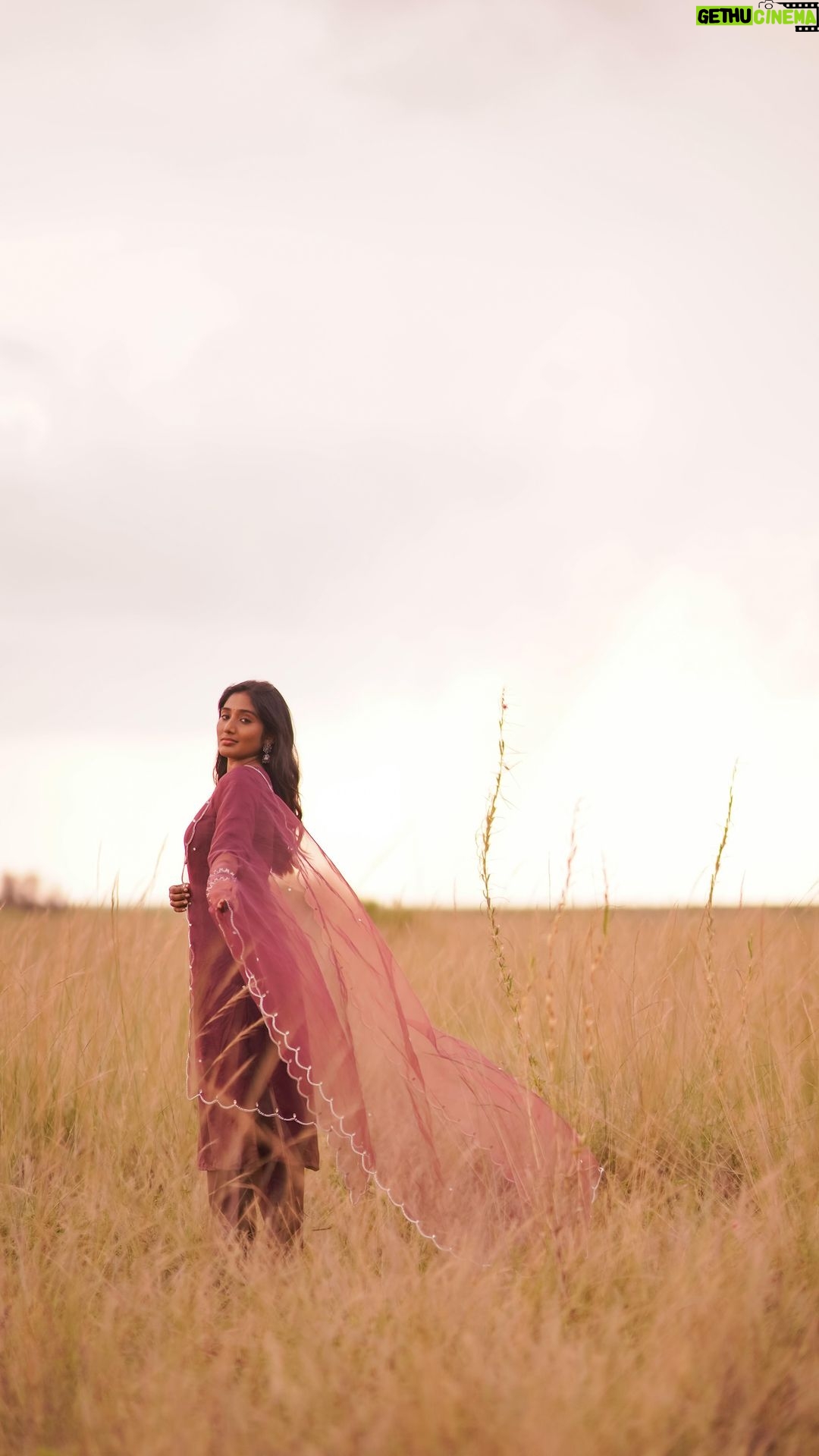 Deepika Venkatachalam Instagram - POV: You are someone’s light at the end of their tunnel! ⭐ Sometimes life is very magical, you’d find a human walking into your life from nowhere and then bring their world under your feet just so that it brings happiness to you and that person! 🫶🏼 You may hesitate to shower your love back on them and lock yourself inside walls scared of the hurt that comes along with the love, but Time and again they’d make you feel like you’re a queen and you deserve the best! “நான் தோற்று போவேன் என்று அஞ்சியே என் தேர்வை எல்லாம் ஒத்தி வைக்கிறேன் ரகுமாரி சுகுமாரி என் மனம் ஒரு மலரடி மலருக்குள் அடி தடி.....”🎶🫶🏼 Have you been there? If not yet, this is a reminder that you are someone’s light and they are coming for you, soon! ❤️ This outfit from @vastara_thelabel ‘s Diwali collection is truly love at first sight and talking more about it in the coming posts! ➡️ . 📹 @mukesh__dm ❤️ ( The one who shot our aaradhya video as well. Remember? ) . Team @saisubha_hairstylist @raja_vetri_prabhu_ @_mukesh_17___ . #Deepika #DiwaliwithD