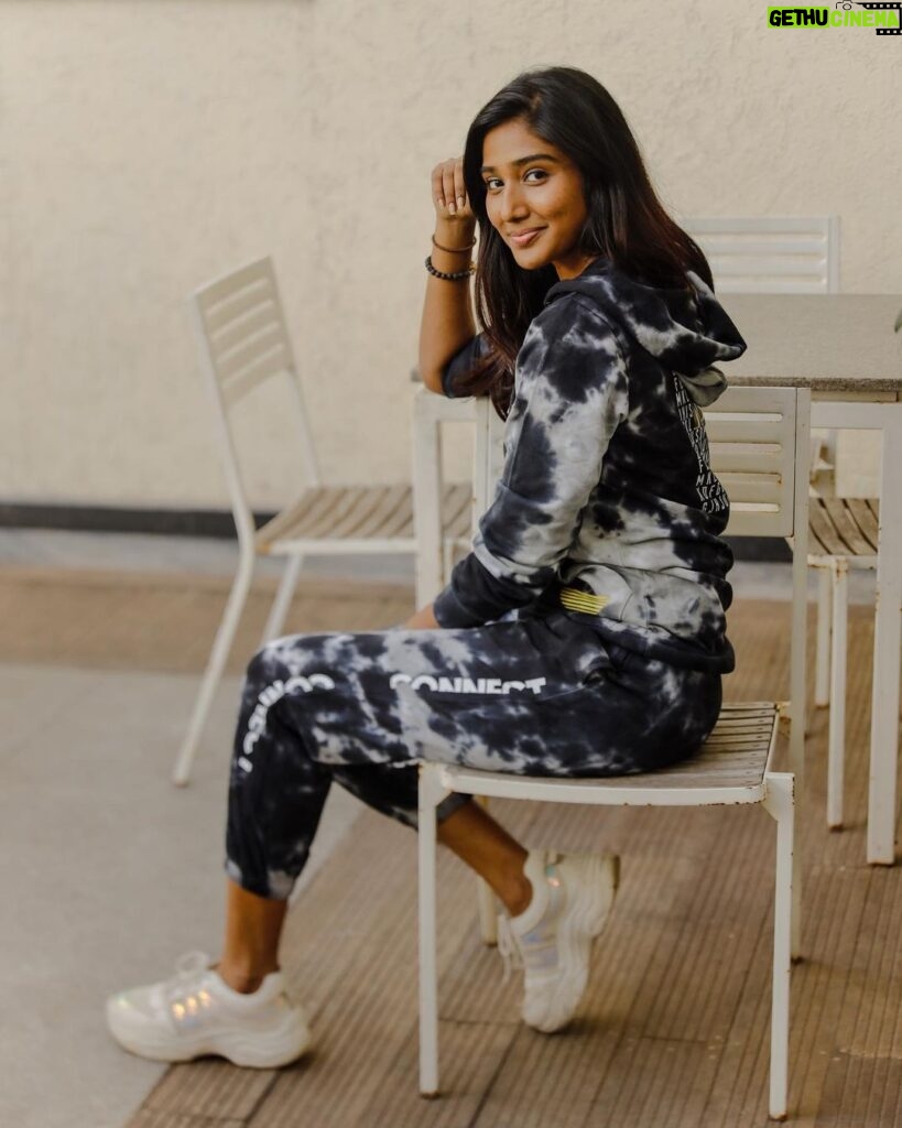 Deepika Venkatachalam Instagram - Somehow, a comfy hoodie just tends to feel like home. Isn’t it ? 🥹 ❤️ Barged into your feed today just to remind you all that today is the last day of @heavymetal_clothing ‘s INAUGURAL SALE. Vouching for these suoer affordable & super soft fabrics and classic hoodies & joggers!! ( Flat 30% discount on all products. Use the coupon code “2022” to avail it. ) TODAY IS THE LAST DAY broooooo! Goteeeet? 🤯 . 📸 @thatmadraskaran #chennaiblogger #chennaiinfluencer #styling #hoodie #newyearsale