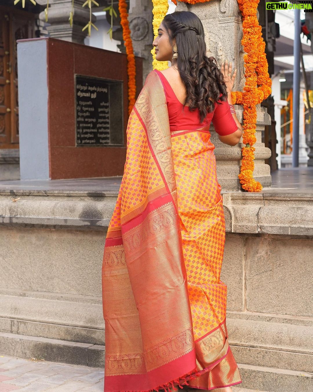 Deepika Venkatachalam Instagram - A combo of elegance and authenticity ft. @aaranyasilks ♥️ There's something always so special about kancheevaram sarees in our native colours la? Like Dhanush in yaardi nee mohini says, Red'uh nga! Red'uh thaan super ah irukum. It makes you feel like a family punch lamp (kudumba kuthu vellaku) 🙈🤣 One such saree is this maroon & orange combo one. While the pallu and border took the majority of maroon, the vibrant orange in the body part steals everyone's attention in the crowd. It's a pure handloom silk saree with pure gold zari, which gives you a royal look effortlessly. The body has the special velthaari zari checks(woven in hands) with thread motifs along with the traditional kanjivaram koravai borders. ( swipe left to have a closer look to the details) If you're someone who is looking for a simple yet classy kancheevaram saree, then this is a perfect fit for you. And guess what?! Their silk sarees price starts from just 6k and its a great steal for this wedding season. Deeii all you bride to be and brides maids, take notes olunga. Hehehe😌 Next...coming to the styling, we opted to style this saree with a plain blouse matching to the saree border, with a stack of contrast bangles, a gold jumkha and left the neck empty, to give the wide border the full credits to its beauty❤️ Special credits to @stitchhousesalem for stitching the blouse so fit and exactly the way I wanted. What do you think about it? And lemme know how you girls would style this saree in the comments below💭 . 📸 @kanmaniphotography Dolled up by @chisellemakeupandhair ( who happened to be my stylist as well 😂 ) and @saisubha_hairstylist . #deepika #chennaiblogger #chennaiinfluencer #styling #saree #bridalsarees