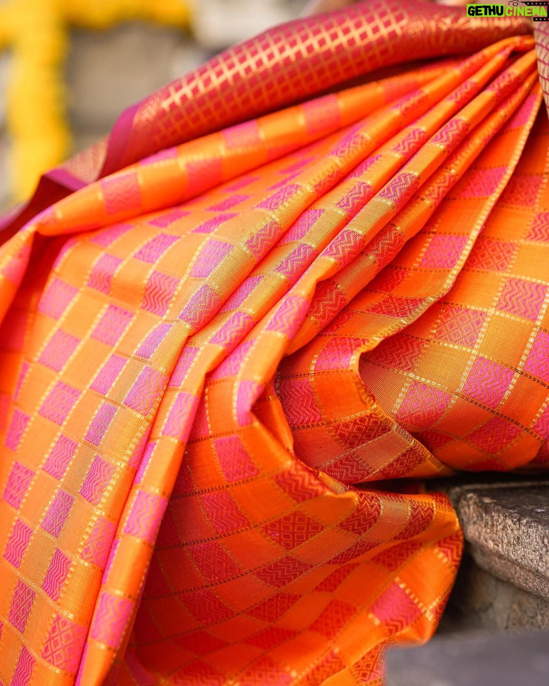 Deepika Venkatachalam Instagram - A combo of elegance and authenticity ft. @aaranyasilks ♥️ There's something always so special about kancheevaram sarees in our native colours la? Like Dhanush in yaardi nee mohini says, Red'uh nga! Red'uh thaan super ah irukum. It makes you feel like a family punch lamp (kudumba kuthu vellaku) 🙈🤣 One such saree is this maroon & orange combo one. While the pallu and border took the majority of maroon, the vibrant orange in the body part steals everyone's attention in the crowd. It's a pure handloom silk saree with pure gold zari, which gives you a royal look effortlessly. The body has the special velthaari zari checks(woven in hands) with thread motifs along with the traditional kanjivaram koravai borders. ( swipe left to have a closer look to the details) If you're someone who is looking for a simple yet classy kancheevaram saree, then this is a perfect fit for you. And guess what?! Their silk sarees price starts from just 6k and its a great steal for this wedding season. Deeii all you bride to be and brides maids, take notes olunga. Hehehe😌 Next...coming to the styling, we opted to style this saree with a plain blouse matching to the saree border, with a stack of contrast bangles, a gold jumkha and left the neck empty, to give the wide border the full credits to its beauty❤️ Special credits to @stitchhousesalem for stitching the blouse so fit and exactly the way I wanted. What do you think about it? And lemme know how you girls would style this saree in the comments below💭 . 📸 @kanmaniphotography Dolled up by @chisellemakeupandhair ( who happened to be my stylist as well 😂 ) and @saisubha_hairstylist . #deepika #chennaiblogger #chennaiinfluencer #styling #saree #bridalsarees