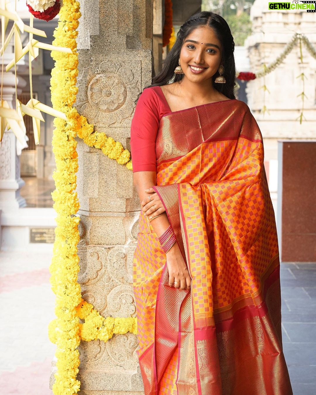Deepika Venkatachalam Instagram - A combo of elegance and authenticity ft. @aaranyasilks ♥️ There's something always so special about kancheevaram sarees in our native colours la? Like Dhanush in yaardi nee mohini says, Red'uh nga! Red'uh thaan super ah irukum. It makes you feel like a family punch lamp (kudumba kuthu vellaku) 🙈🤣 One such saree is this maroon & orange combo one. While the pallu and border took the majority of maroon, the vibrant orange in the body part steals everyone's attention in the crowd. It's a pure handloom silk saree with pure gold zari, which gives you a royal look effortlessly. The body has the special velthaari zari checks(woven in hands) with thread motifs along with the traditional kanjivaram koravai borders. ( swipe left to have a closer look to the details) If you're someone who is looking for a simple yet classy kancheevaram saree, then this is a perfect fit for you. And guess what?! Their silk sarees price starts from just 6k and its a great steal for this wedding season. Deeii all you bride to be and brides maids, take notes olunga. Hehehe😌 Next...coming to the styling, we opted to style this saree with a plain blouse matching to the saree border, with a stack of contrast bangles, a gold jumkha and left the neck empty, to give the wide border the full credits to its beauty❤️ Special credits to @stitchhousesalem for stitching the blouse so fit and exactly the way I wanted. What do you think about it? And lemme know how you girls would style this saree in the comments below💭 . 📸 @kanmaniphotography Dolled up by @chisellemakeupandhair ( who happened to be my stylist as well 😂 ) and @saisubha_hairstylist . #deepika #chennaiblogger #chennaiinfluencer #styling #saree #bridalsarees