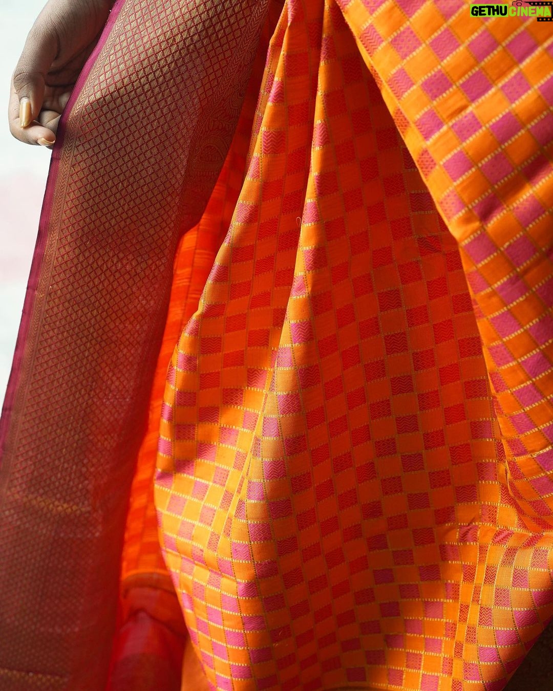 Deepika Venkatachalam Instagram - A combo of elegance and authenticity ft. @aaranyasilks ♥️ There's something always so special about kancheevaram sarees in our native colours la? Like Dhanush in yaardi nee mohini says, Red'uh nga! Red'uh thaan super ah irukum. It makes you feel like a family punch lamp (kudumba kuthu vellaku) 🙈🤣 One such saree is this maroon & orange combo one. While the pallu and border took the majority of maroon, the vibrant orange in the body part steals everyone's attention in the crowd. It's a pure handloom silk saree with pure gold zari, which gives you a royal look effortlessly. The body has the special velthaari zari checks(woven in hands) with thread motifs along with the traditional kanjivaram koravai borders. ( swipe left to have a closer look to the details) If you're someone who is looking for a simple yet classy kancheevaram saree, then this is a perfect fit for you. And guess what?! Their silk sarees price starts from just 6k and its a great steal for this wedding season. Deeii all you bride to be and brides maids, take notes olunga. Hehehe😌 Next...coming to the styling, we opted to style this saree with a plain blouse matching to the saree border, with a stack of contrast bangles, a gold jumkha and left the neck empty, to give the wide border the full credits to its beauty❤️ Special credits to @stitchhousesalem for stitching the blouse so fit and exactly the way I wanted. What do you think about it? And lemme know how you girls would style this saree in the comments below💭 . 📸 @kanmaniphotography Dolled up by @chisellemakeupandhair ( who happened to be my stylist as well 😂 ) and @saisubha_hairstylist . #deepika #chennaiblogger #chennaiinfluencer #styling #saree #bridalsarees