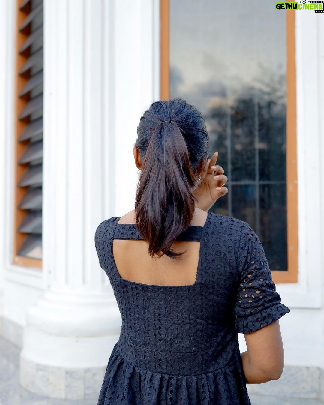 Deepika Venkatachalam Instagram - Is there a weekend without adorning yourself with BLACK? 🖤 If someone opens my wardrobe they'd figure of shades of 'Black' that I've bifurcated basis my mood and day! Yassss! That's how much I love the colour! 🖤 When @theputchi came up with this flawless Black Hakoba dress that has gathers, elasticated puff sleeves, wooden buttons running along the front and a sweetheart neckline, my eyes instantly fell over it and couldn't move away without making it mine! 🖤 Another weekend came by and I wore it for a brunch with my best friend! I realised how comfortable it was with pockets where I could stuff my keys & phone! I chose to let my hair down for the evening and paired it with my favourite yellow shoes and coolers. But a high pony and black is a combo that'd make you look drop dead gorgeous, isn't it? ( Pony ting ting nu aadum . Hehe ) I promise you'd get some kick-ass instagrammable pictures & you'd come back thank me for it! Oh wait, I have my closest friends who are walking around with a bump already and ready to deliver!! 🤰I'm going to gift this to them & I'm sure they'll love it during travels and while nursing their lil one. 👶 Does my #SisterFam have any Mom to be or New nursing mom's? I'm curious now!!! Come on come on! Let me know on the comments if you're one too!!!! 💭 ⬇️ . 📸 @thatmadraskaran . #deepika #chennaiblogger #chennaiinfluencer #styling #nursingfriendly #dress